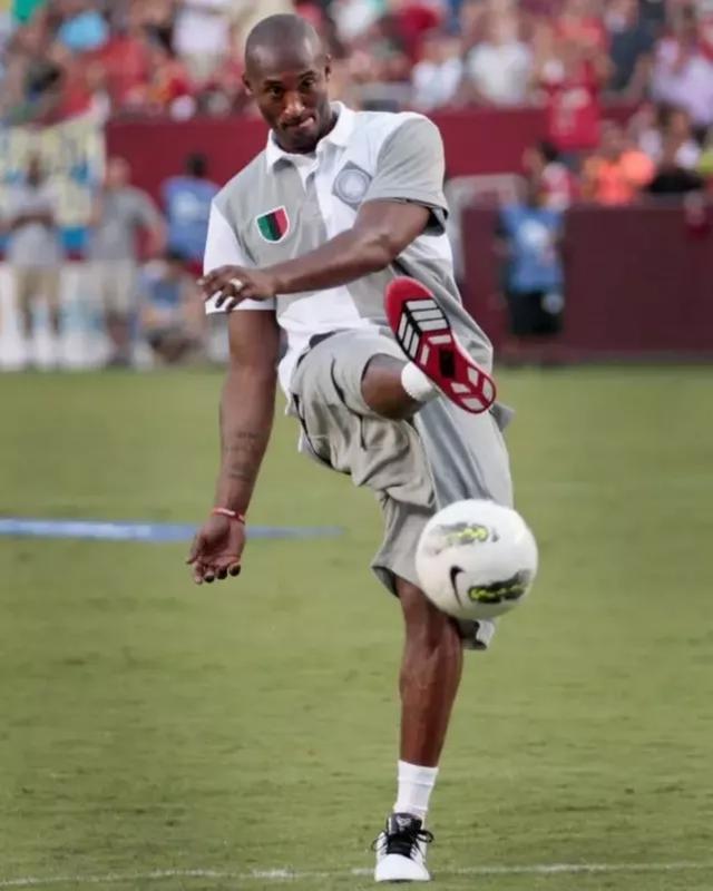 记者：球员间有梅西和德保罗这般挚友很棒，球队间有就很怪了