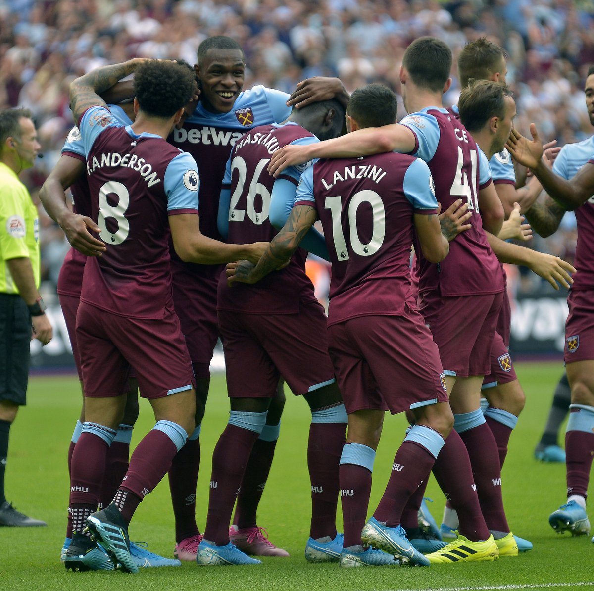 里程碑，亚泰37岁前锋谭龙已在中超出战200场比赛